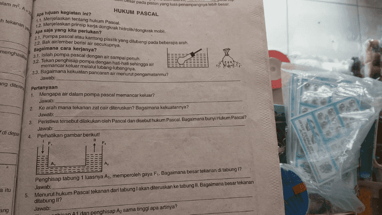 7. Berdasarkan jawaban no 6, bagaimana hubungan antara A1, F. Az dan F2. Nyatakan dalam rumus Jawab: 8. Jika penghisap Az lebih besar, maka gaya yang bekerja pada penghisap ini bagaimana? Sebaliknya jika penghisap itu lebih kecil, maka gaya yang bekerja pada penghisap ini bagaimana? Jawab: 9. Jika A1 = 20 cm² dan A? = 50 cm? sedangkan gaya yang bekerja pada penghisap I adalah 100 N, berapa besar gaya F2 pada penghisap ll? Jawab: 10. Sebutkan alat-alat yang bekerja berdasarkan hukum Pascal! Jawab: 
alam me. As an tekanan yar Vesar pada piston yang luas penampangnya lebih besar. HUKUM PASCAL Apa tujuan kegiatan ini? 1. Menjelaskan tentang hukum Pascal. 12. Menjelaskan prinsip kerja dongkrak hidrolik/dongkrak mobil. Apa saja yang kita perlukan? 21. Pompa pascal atau kantong plastik yang dilubangi pada beberapa arah. 22. Bak air/ember berisi air secukupnya. Bagaimana cara kerjanya? 3.1. Isilah pompa pascal dengan air sampai penuh. 3.2. Tekan penghisap pompa dengan hati-hati sehingga air memancar keluar melalui lubang-lubangnya. 3.3. Bagaimana kekuatan pancaran air menurut pengamatanmu? Jawab: menghasilka ang diterima Pertanyaan 1 Mengapa air dalam pompa pascal memancar keluar? Jawab: 2 Ke arah mana tekanan zat cair diteruskan? Bagaimana kekuatannya? Jawab: 3. Peristiwa tersebut dilakukan oleh Pascal dan disebut hukum Pascal. Bagaimana bunyi Hukum Pascal? Jawab: 4. Perhatikan gambar berikut! di depan II TU a itu Penghisap tabung 1 luasnya Ay, memperoleh gaya F. Bagaimana besar tekanan di tabung I? Jawab: 5. Menurut hukum Pascal tekanan dari tabung I akan diteruskan ke tabung II. Bagaimana besar tekanan ditabung II? Jawab: ahiran A1 dan penghisap Az sama tinggi apa artinya? ang 