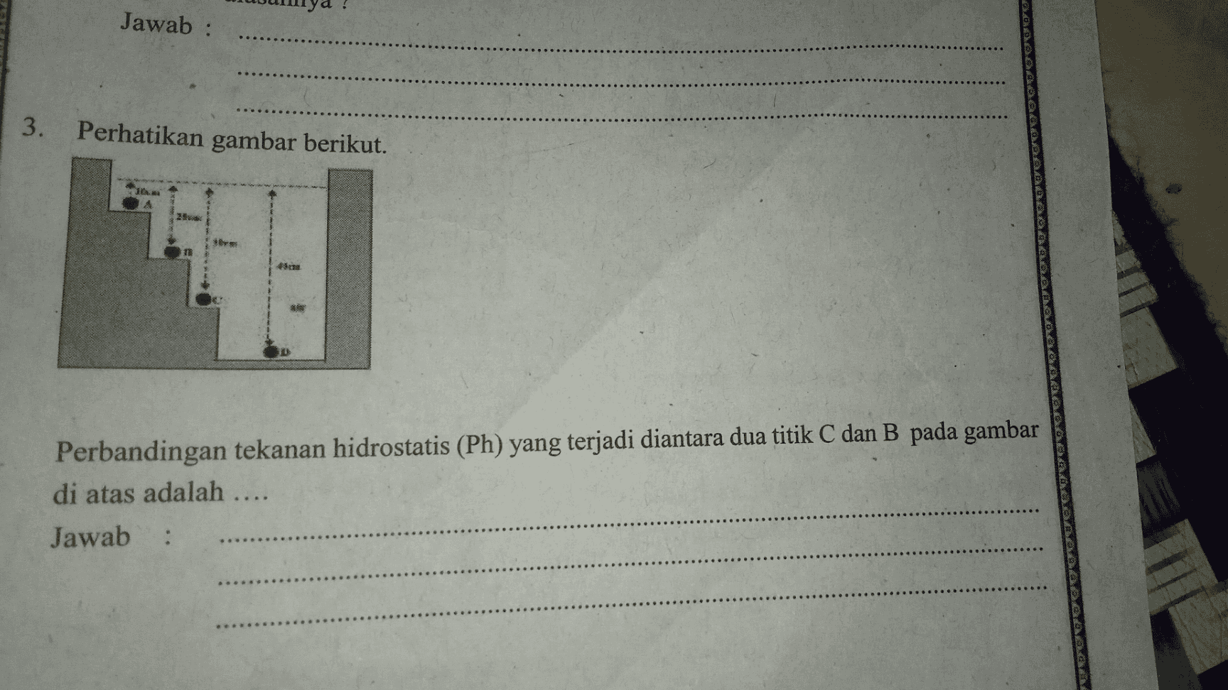 Jawab: 3. Perhatikan gambar berikut. 2. Perbandingan tekanan hidrostatis (Ph) yang terjadi diantara dua titik C dan B pada gambar di atas adalah .... Jawab 