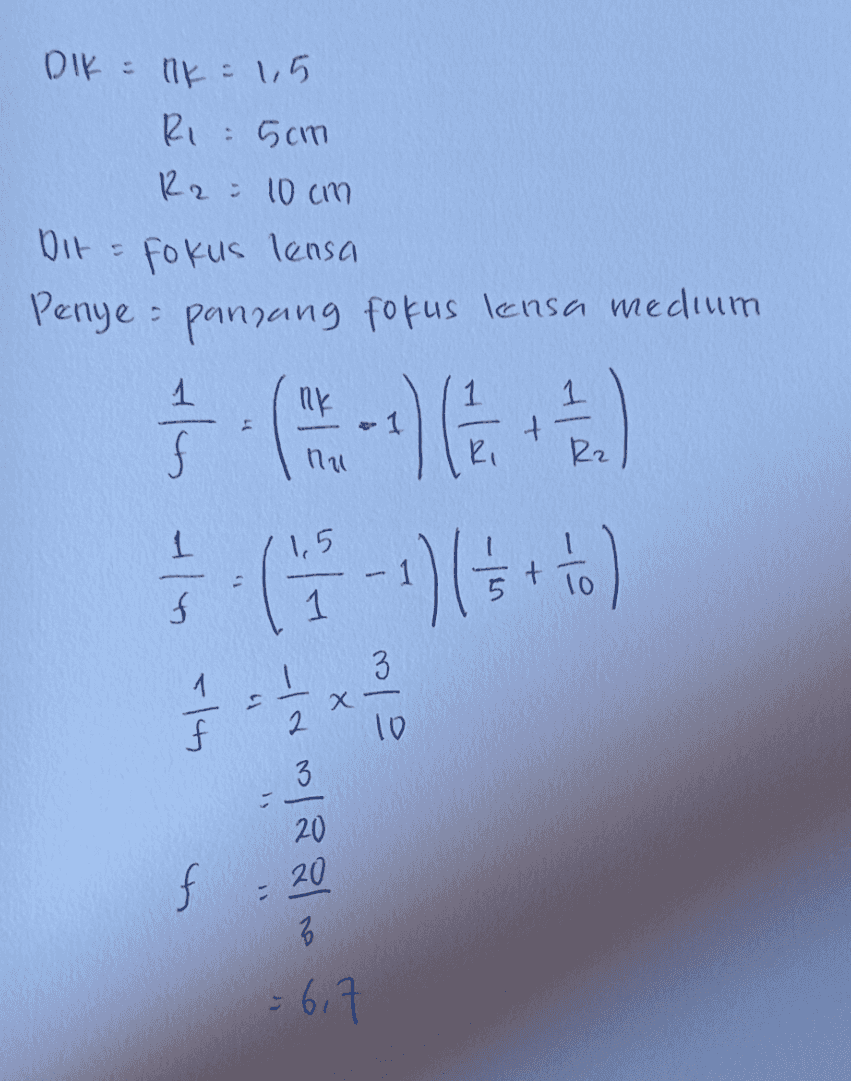 DIK = K = 1,5 RI: 5cm R2 = 10cm Dit = fokus lensa Penye: panjang fokus lensa medium 1 1 子(--) 1 1.5 tin f 1 T14 x 2 10 - 2 & 3 , 20 f 20 - o 6.7 